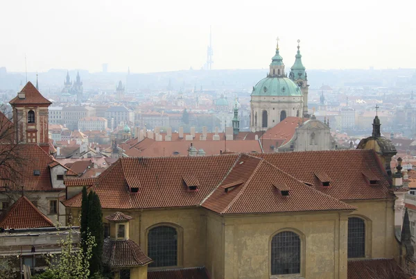 Prag im Morgennebel, Blick von der Aussichtsplattform der Prager Burg, Tschechische Republik — Stockfoto