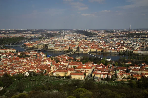 Die Luftaufnahme der Stadt Prag vom Petrin-Hügel. Prag, Tschechische Republik — Stockfoto