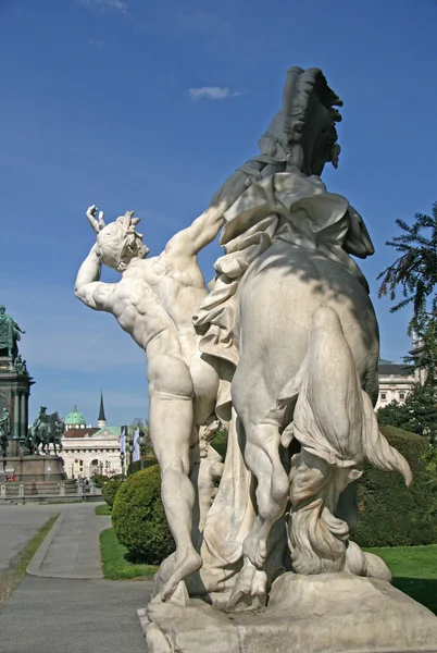 Статуя поблизу музею природознавства і музею історії мистецтв у Відні, Австрія. Марія Терезія площі. — стокове фото