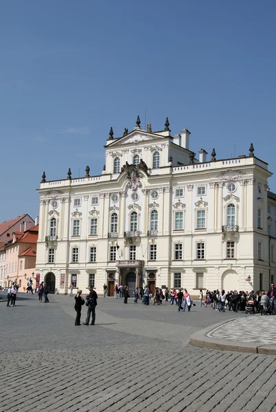 Prága, Cseh Köztársaság - április 04, 2010. Érsek Palace, híres épület a prágai kastély főbejárata — Stock Fotó