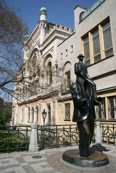 Franz Kafka sculptuur van Spaanse synagoge in Praag, Tsjechië — Stockfoto