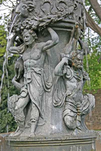 Zpivajici fontana, La fontaine chantante à Kralovska Zahrada le parc Royal Gardens à Hradcany, Prague, République tchèque — Photo