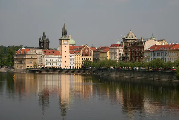 Kilátással a Moldva folyóra és a Smetana Múzeum, Prága, Cseh Köztársaság — Stock Fotó