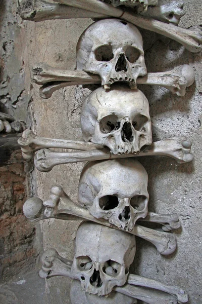 Huesos humanos en el Osario Sedlec, iglesia cementerio Kostnice de Todos los Santos en Sedlec, Kutna Hora, República Checa —  Fotos de Stock
