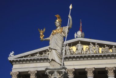 pallas athena, bilgelik, Bina Viyana'da Avusturya Parlamentosu önünde duran tanrıçası heykelinin