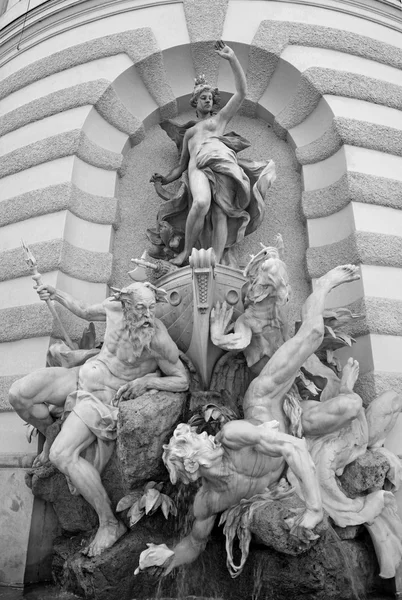 Fontana del Potere del Mare vicino al Palazzo Hofburg a Vienna, Austria . — Foto Stock