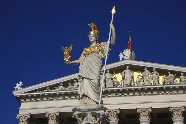 站在维也纳奥地利议会大厦的智慧女神雅典娜女神的雕像 — 图库照片
