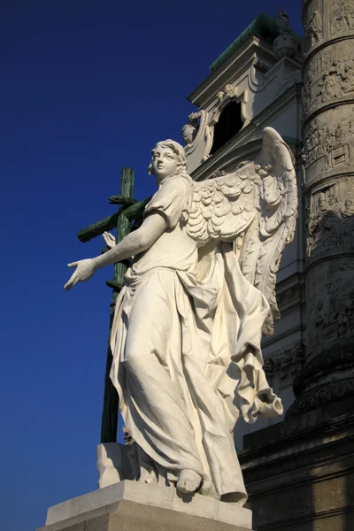 Angyal szobor előtt a bécsi Karlskirche-templom — Stock Fotó