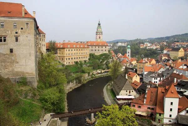 Glockenturm und Palastgebäude in cesky krumlov, Tschechische Republik — Stockfoto
