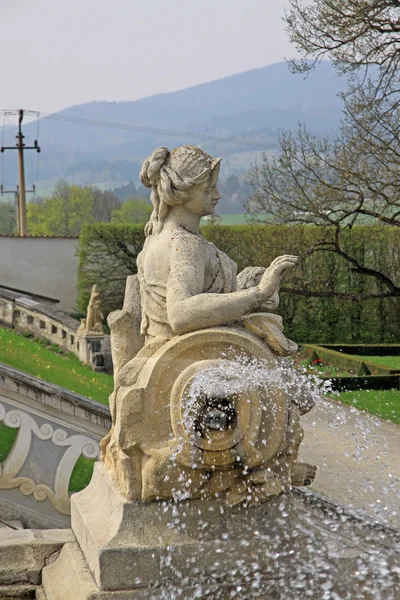 Estátua de uma fonte em Cesky Krumlov, República Checa — Fotografia de Stock