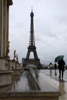 Paris'te Eyfel Kulesi'ne görünümünde yağmurlu bir günde, Paris, Fransa