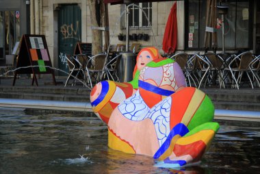 Paris, Fransa -17 Aralık 2011: Stravinsky çeşme yakınındaki Centre Georges Pompidou Jean Tinguely ve Niki de Saint Phalle heykeltıraşlar tarafından