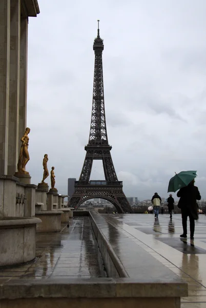 View of the Eiffel Tower in Paris in a rainy day, Paris, France — Stock Photo, Image