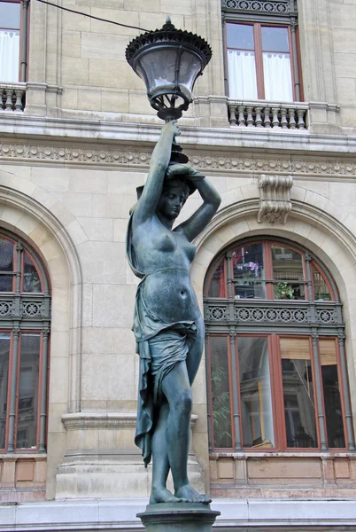 Bronzové lampy ve tvaru jako starožitný caryatide poblíž Palais Garnier, Pařížská opera, Paříž, Francie — Stock fotografie