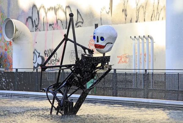 PARÍS, FRANCIA - 17 DE DICIEMBRE DE 2011: La Fuente Stravinsky cerca del Centro Georges Pompidou por los escultores Jean Tinguely y Niki de Saint Phalle — Foto de Stock