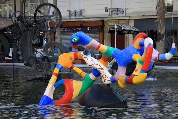 PARÍS, FRANCIA - 17 DE DICIEMBRE DE 2011: La Fuente Stravinsky cerca del Centro Georges Pompidou por los escultores Jean Tinguely y Niki de Saint Phalle — Foto de Stock