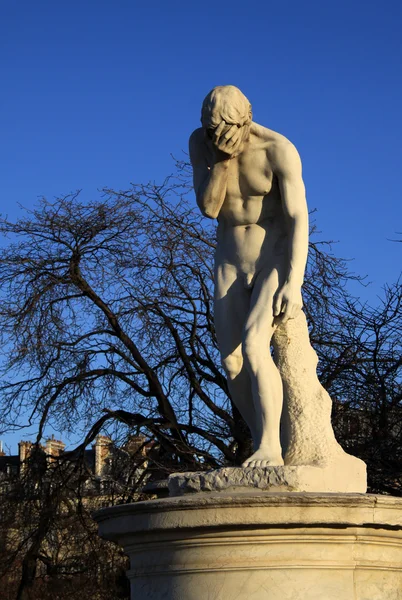 该隐雕像在杜伊勒里宫的花园里。巴黎，法国 — 图库照片