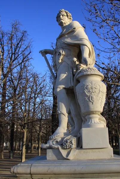 Rzeźba w Jardin des Tuileries (ogród Tuileries), Paryż, Francja — Zdjęcie stockowe