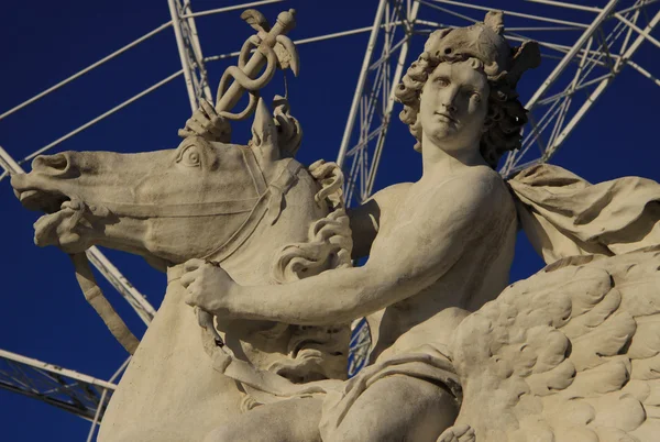与摩天轮的背景下，法国巴黎协和骑士雕像 — 图库照片