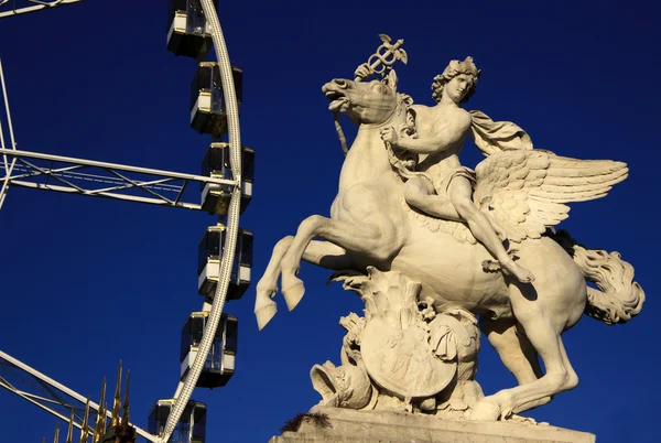 Estátua do Rei da Fama montando Pegasus na Place de la Concorde com roda gigante no fundo, Paris, França — Fotografia de Stock