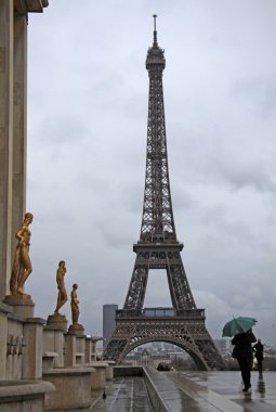 Paris'te Eyfel Kulesi'ne görünümünde yağmurlu bir günde, Paris, Fransa