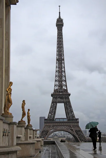 View of the Eiffel Tower in Paris in a rainy day, Paris, France — Stock Photo, Image