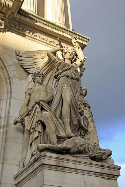 建筑细节的巴黎大歌剧院-大剧院 (卡尼尔宫殿)，巴黎，法国 — 图库照片