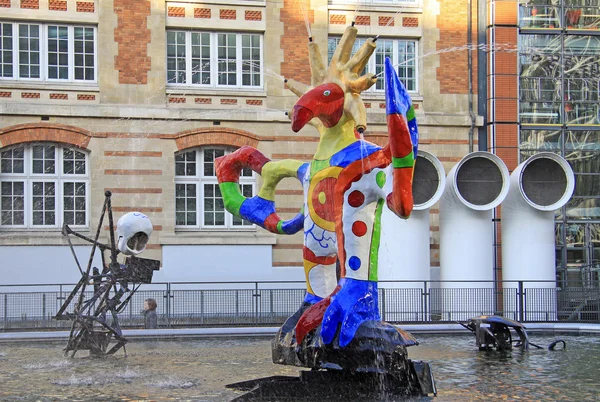 PARÍS, FRANCIA - 17 DE DICIEMBRE DE 2011: La Fuente Stravinsky cerca del Centro Georges Pompidou por los escultores Jean Tinguely y Niki de Saint Phalle — Foto de Stock