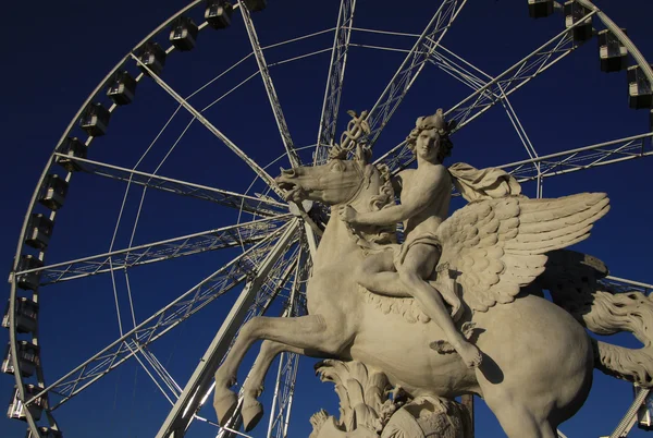 Standbeeld van koning of Fame Pegasus rijden op de Place de la Concorde met reuzenrad bij achtergrond, Paris, Frankrijk — Stockfoto