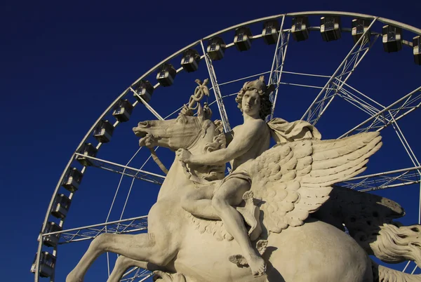 Patung Raja Ketenaran mengendarai Pegasus di Place de la Concorde dengan roda Ferris di latar belakang, Paris, Prancis — Stok Foto