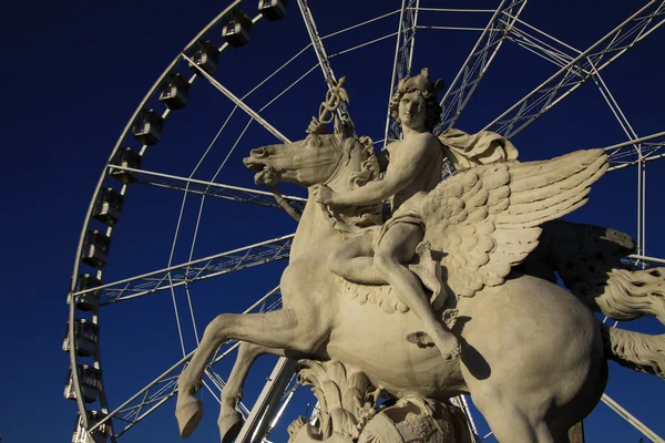 Socha krále slávy koni Pegasus na Place de la Concorde s ruské kolo na pozadí, Paříž, Francie — Stock fotografie