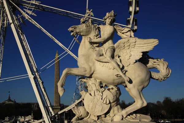 Estátua do Rei da Fama montando Pegasus na Place de la Concorde com roda gigante no fundo, Paris, França — Fotografia de Stock