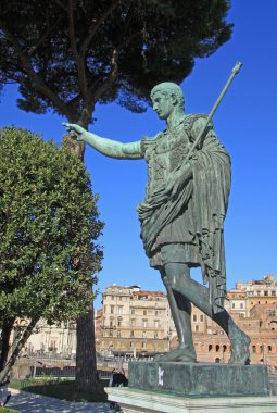 İmparator Sezar'ın bronz heykeli üzerinde augustus via dei fori Imperiali, Roma, İtalya