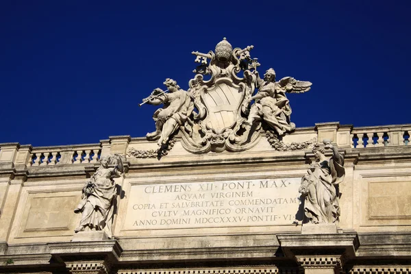 Trevi Fonte brasão de armas papal, Roma, Itália — Fotografia de Stock