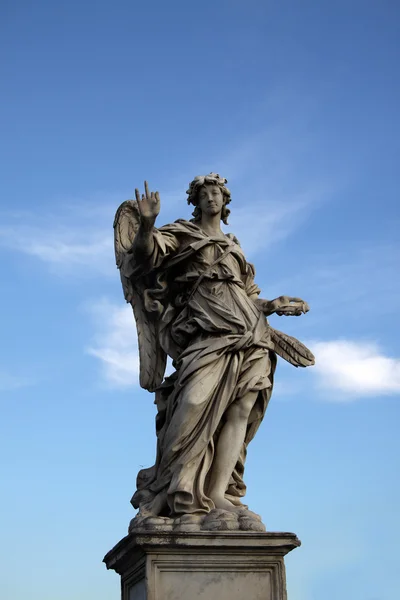 Angel standbeeld op de Ponte Sant Angelo in Rome, Italië — Stockfoto