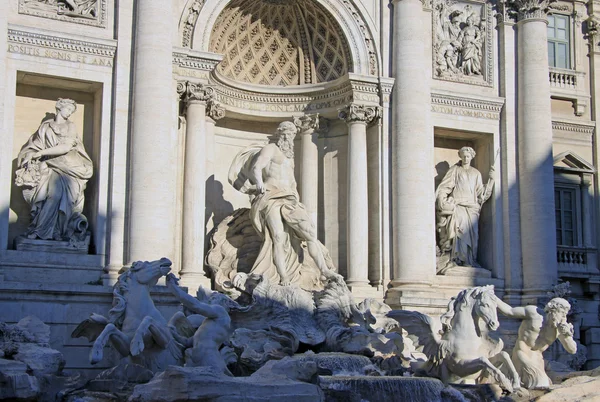 Sculture della famosa Fontana di Trevi a Roma — Foto Stock