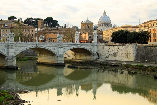 Visa Tibern och St Peters Cathedral i Rom, Italien — Stockfoto
