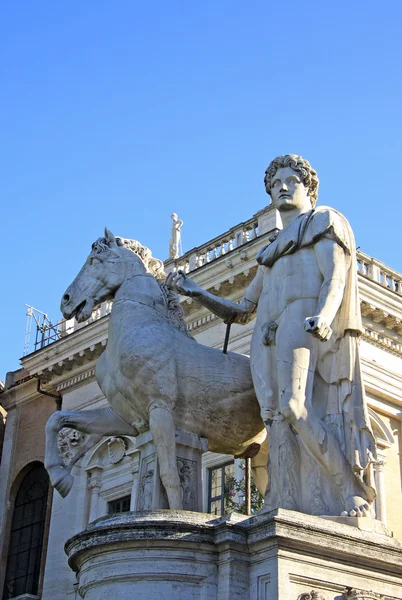 Castor szobra: a Cordonata lépcsőn-a Capitoline Hill, Róma, Olaszország — Stock Fotó