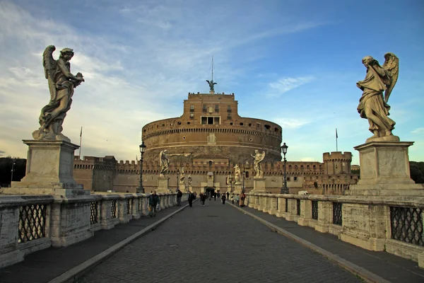 Rom, Italien - 20 December 2012: Människor på bron av Castel Sant'Angelo i Rom, Italien — Stockfoto