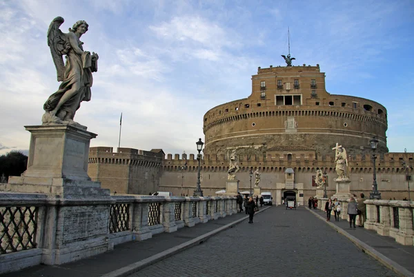 Rome, İtalya - 20 Aralık 2012: İnsanlar Roma, İtalya Castel Sant'Angelo köprüsü üzerinde — Stok fotoğraf