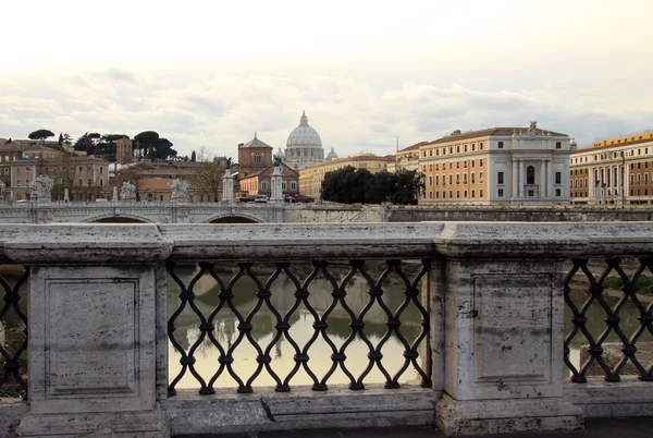 Zobacz w katedrze Tiber i Świętego Piotra w Rzymie, Włochy — Zdjęcie stockowe
