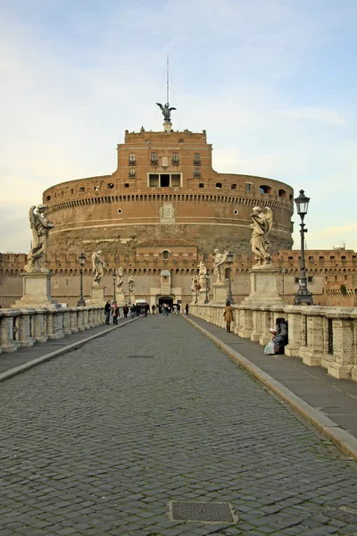 РИМ, ИТАЛИЯ - 20 ДЕКАБРЯ 2012 г.: Люди на мосту Кастель-Сант-Анджело в Риме, Италия — стоковое фото