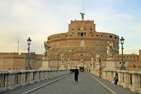 РИМ, ИТАЛИЯ - 20 ДЕКАБРЯ 2012: Молодые церковные и другие люди на мосту Кастель-Сант-Анджело в Риме, Италия — стоковое фото
