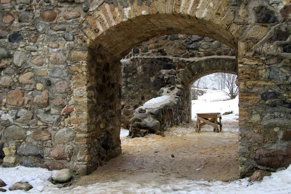 SIGULDA, LATVIA - 17 DE MARZO DE 2012: Ruinas renovadas del Castillo Antiguo de Sigulda. Sigulda antiguo castillo fue construido en el siglo 13 . —  Fotos de Stock