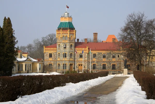 Sigulda, Letland - 17 maart 2012: Sigulda gemeenteraad gevestigd in 19-eeuws kasteel. Sigulda kasteel werd gebouwd in 1878. — Stockfoto