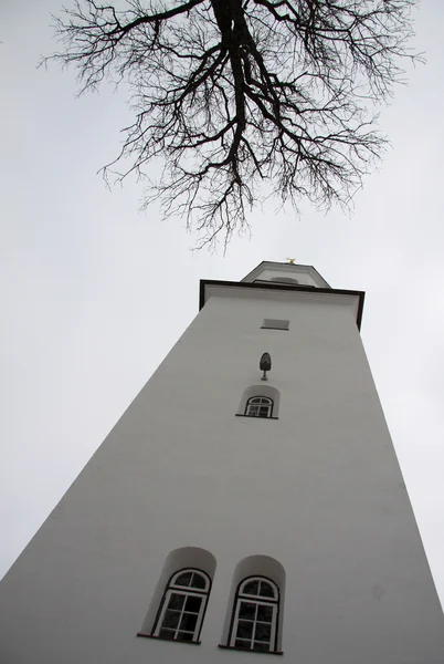 SIGULDA, LATVIA - Março 17, 2012: Belfry da Igreja Luterana Velha de St. Berthold em Sigulda — Fotografia de Stock