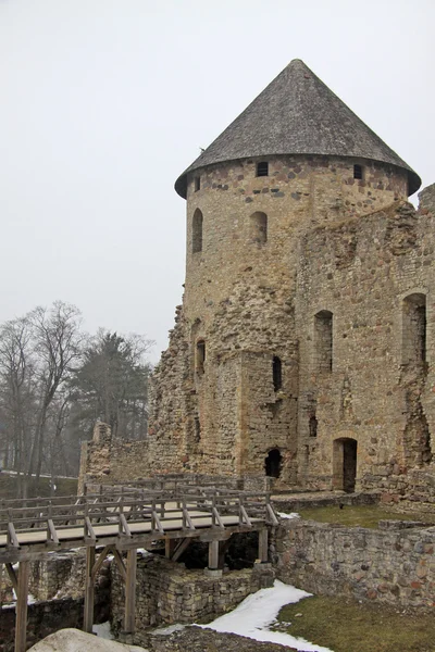 CESIS, LETTONIE - 17 MARS 2012 : Ruines du château de Cesis (ou château de Wenden) qui est un château livonien du 13ème siècle situé à Cesis, Lettonie. Il a été partiellement détruit pendant la Grande Guerre du Nord . — Photo