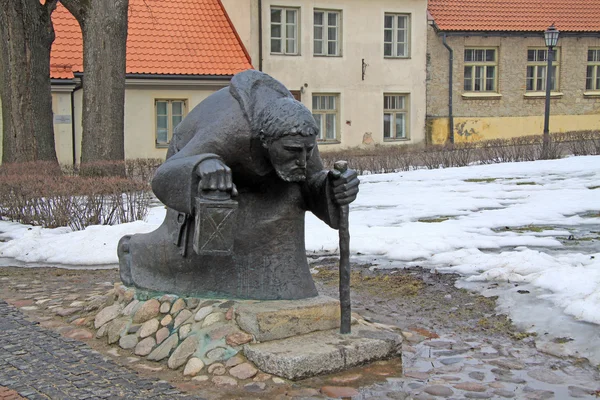 Cesis, Lettland - 17. März 2012: Mönchsstatue, die an der Stelle des unterirdischen Durchgangs von der Cesis-Burg zur lutherischen Kirche des Heiligen Johannes des Täufers aufgestellt wurde — Stockfoto