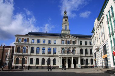 Riga, Letonya - 19 Mart 2012: Riga bina Kent Konseyi Town Hall Meydanı