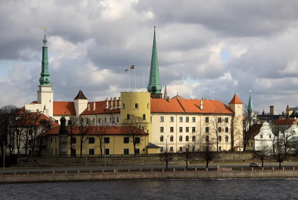 Riga, Letonya - 19 Mart 2012: Görünüm Riga castle. Kale (Old Town, Riga, Letonya Letonya Cumhurbaşkanı bir rezidanstır)